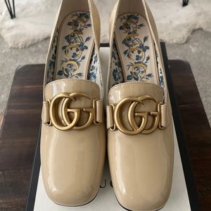 Gucci Patent Leather Mid heel pump. Double G logo hardware.